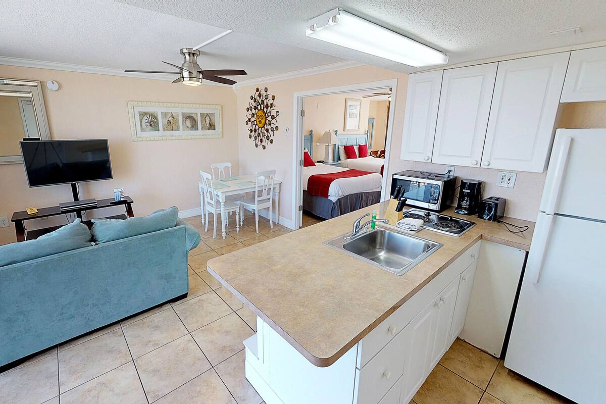 304 - Bay & Gulf View Suite 2 Queens Exec. | Private kitchenette | Coffee/tea maker, full-size fridge, microwave, stovetop
