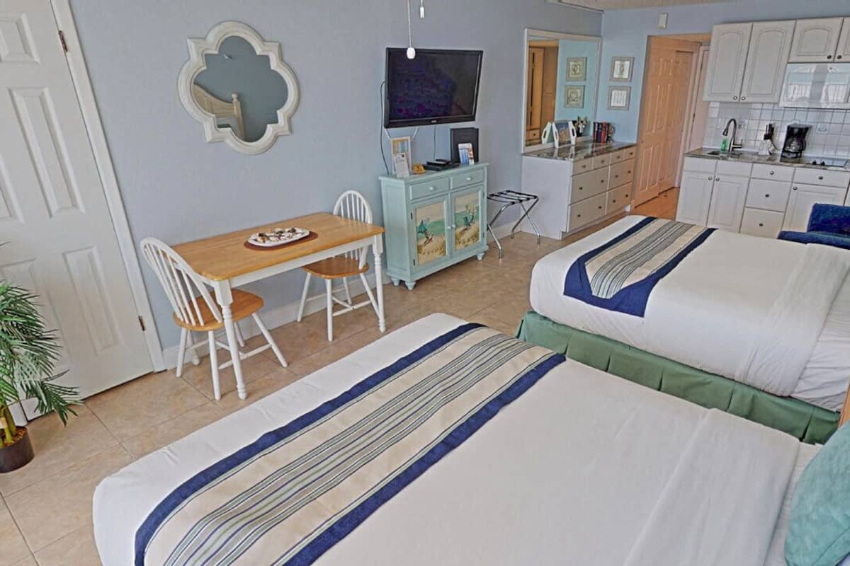 Ropa de cama de alta calidad y caja de seguridad en la habitación