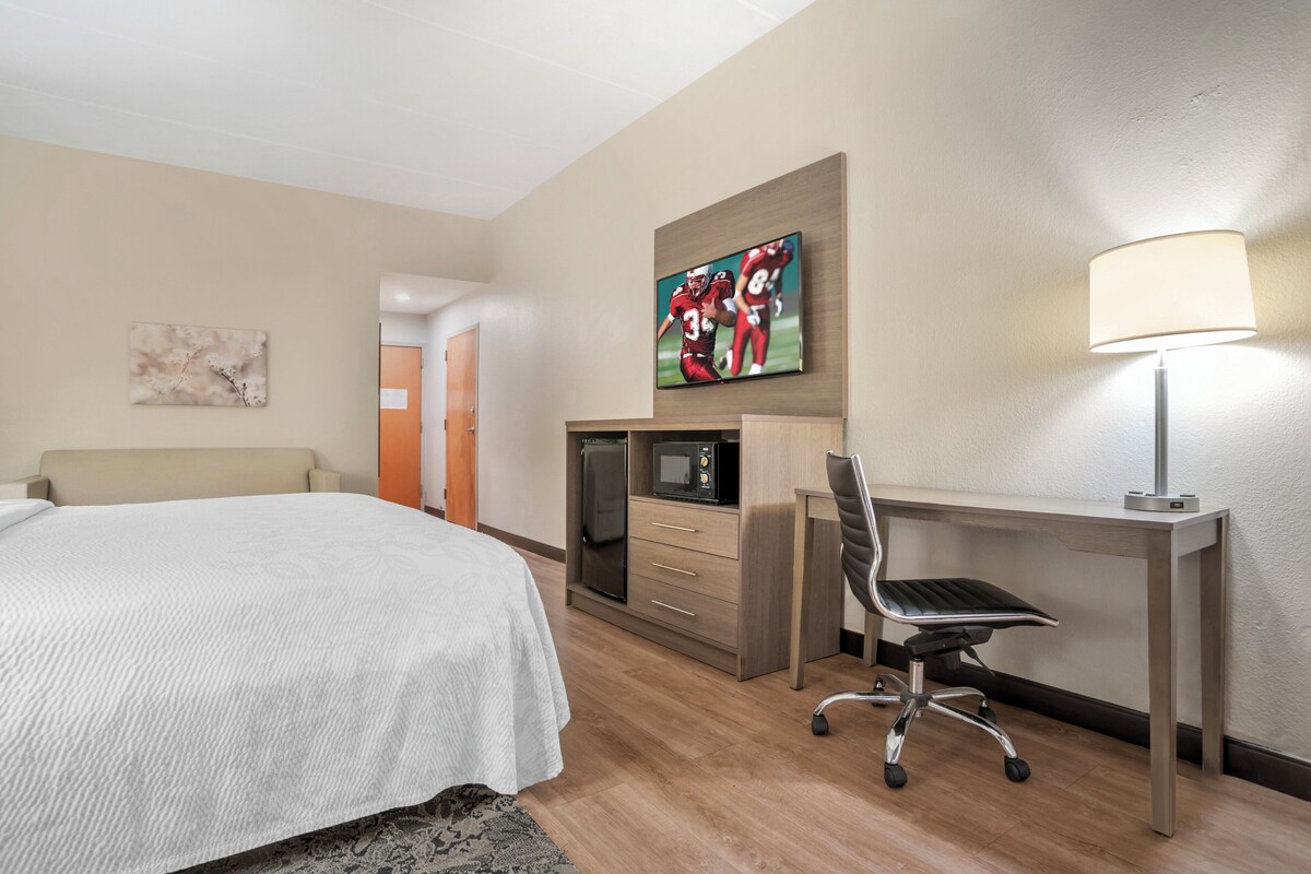 Standard Suite, 1 King Bed (Smoke Free) | Desk, laptop workspace, cribs (free), WiFi (free)