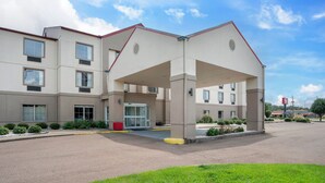 A multi-story hotel with a covered entrance and a parking lot. - Red Roof Inn PLUS+ & Suites Vicksburg (Vicksburg)