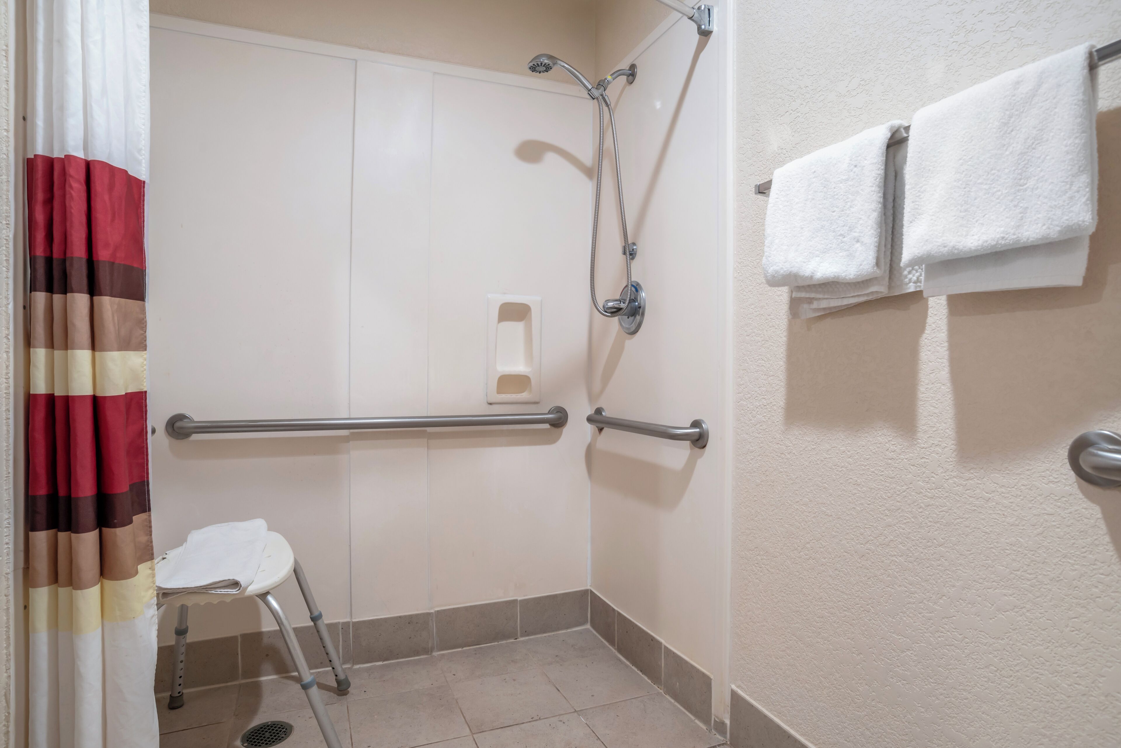 Kamar Deluks, 1 Tempat Tidur King, akses difabel (Roll-In Shower, Smoke Free) | Kamar mandi