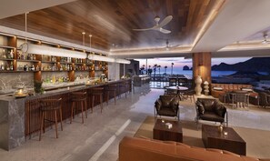 4 bares, bar en la piscina, bar junto a la piscina, bar en la playa