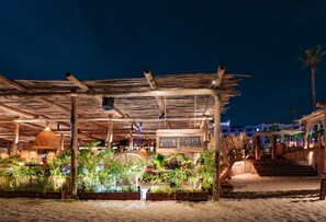4 restaurants, international cuisine