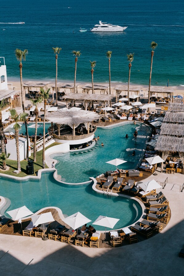 2 piscines extérieures, cabanas (supplément), parasols