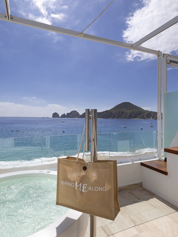 Extra ME+ Junior Suite Beach Front and Hot Tub | Private spa tub