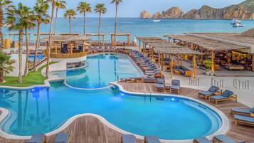 2 piscine all'aperto, cabanas (a pagamento), ombrelloni da piscina