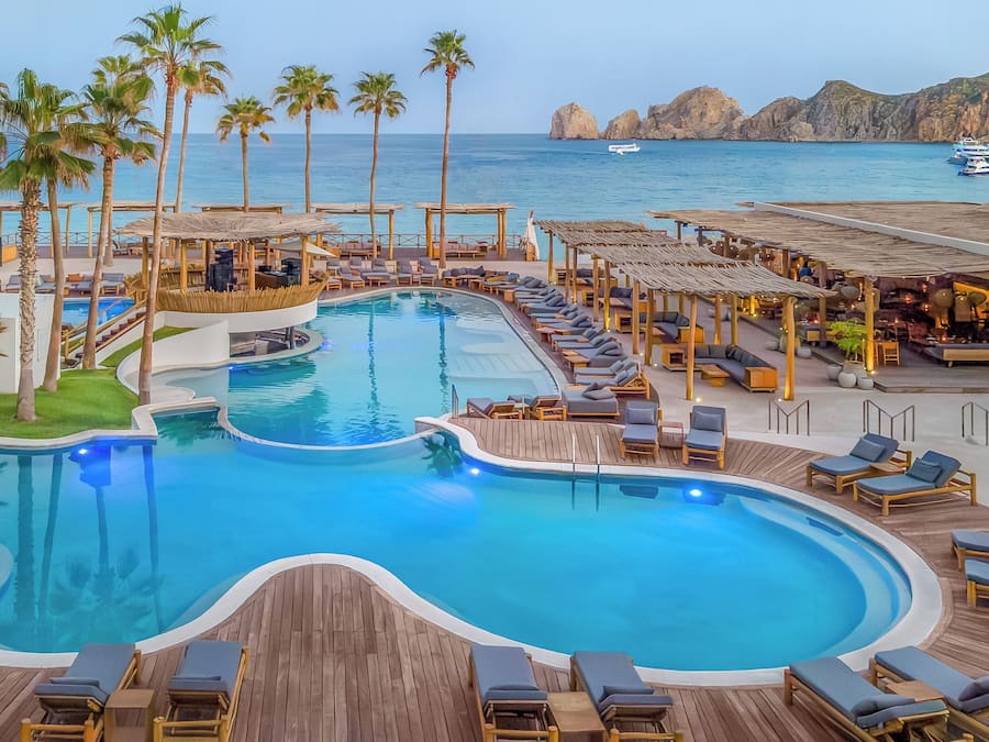 2 utendørsbassenger, bassengtelt (mot betaling) og bassengparasoller