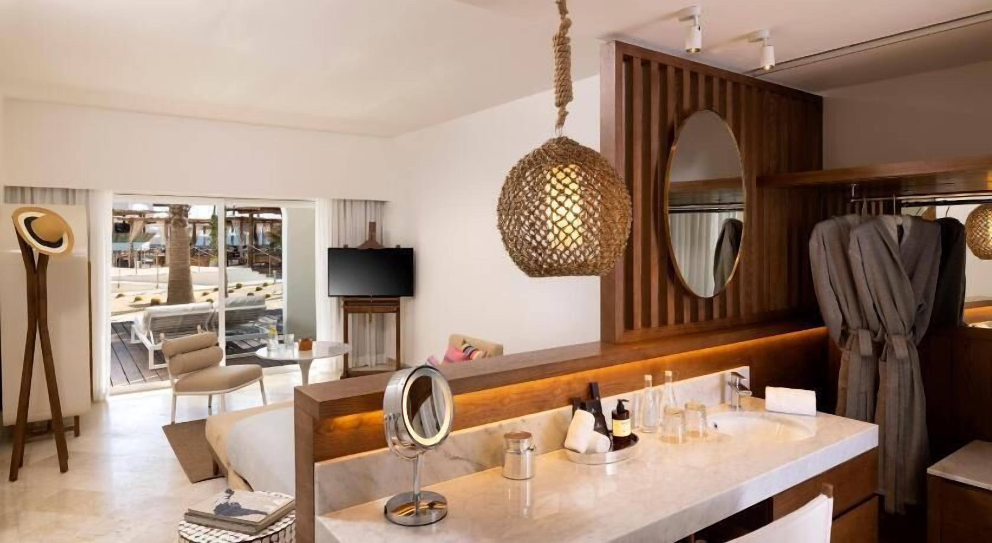 Egyptian cotton sheets, premium bedding, down comforters, pillowtop beds