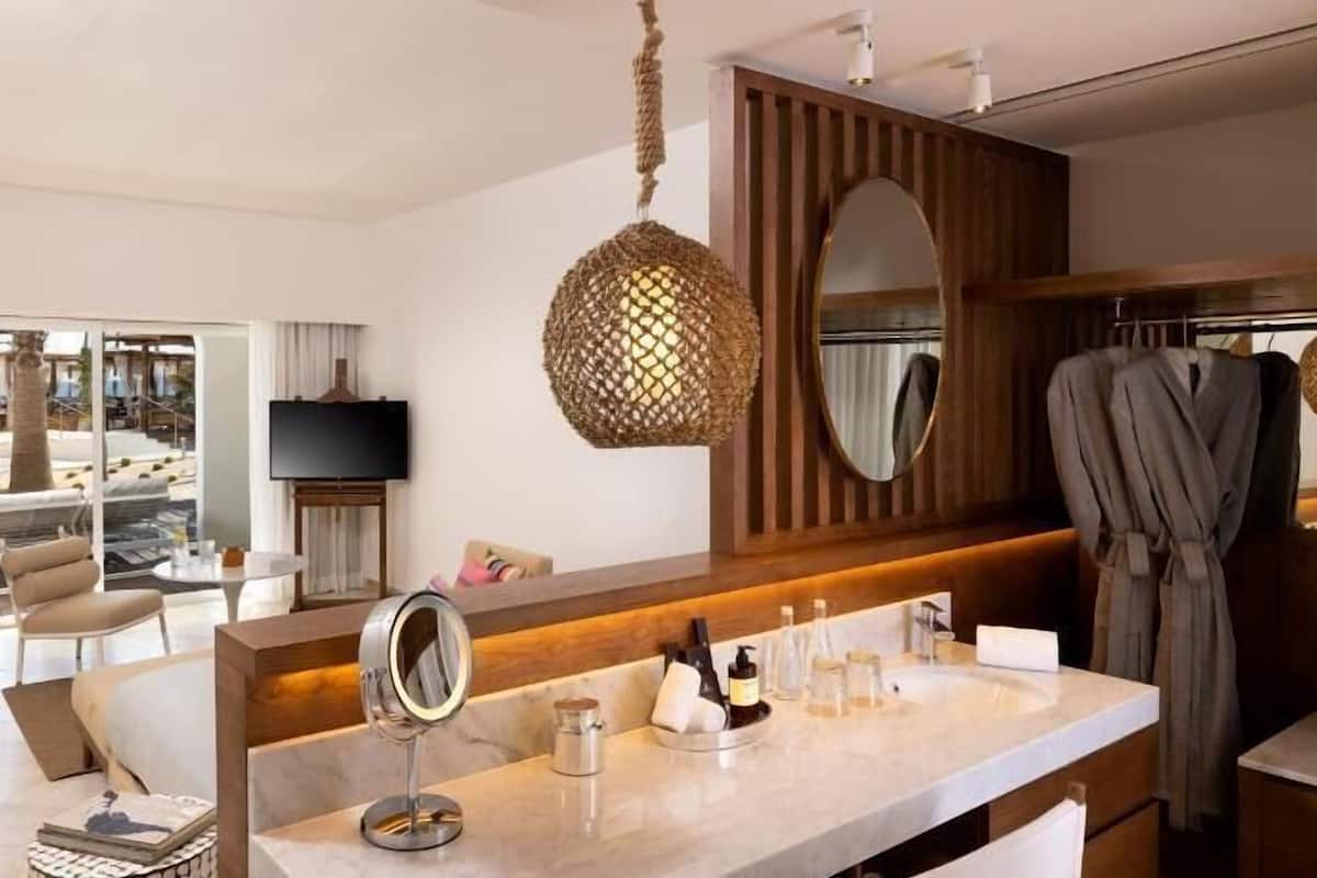 Egyptian cotton sheets, premium bedding, down comforters, pillowtop beds