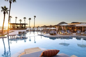 2 piscinas al aire libre, camas de piscina con cargo, sombrillas