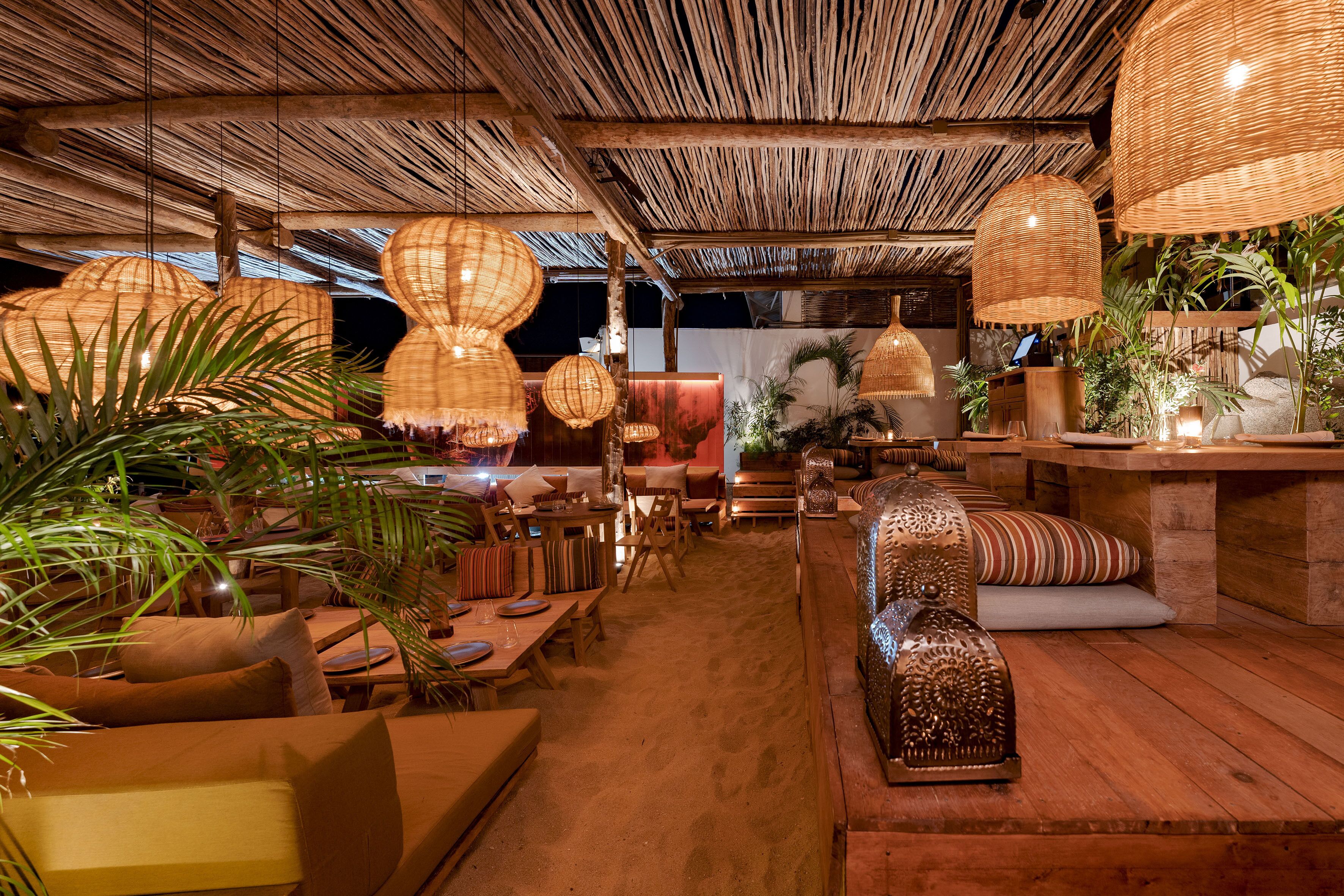 5 restaurantes; se sirve cocina internacional 