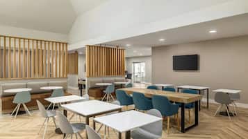 Café da manhã com buffet grátis todos os dias
