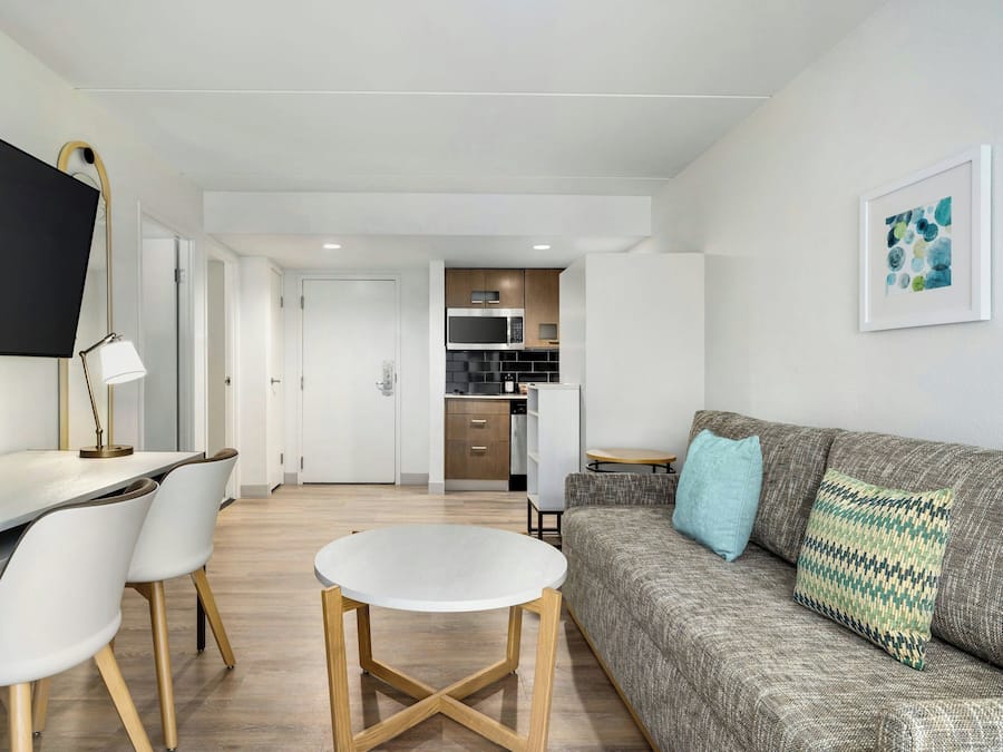 Een 40-inch flatscreentelevisie met kabelzenders en streamingdiensten