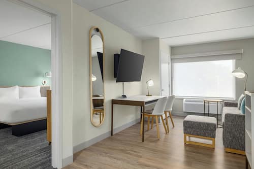 Suite, 2 habitaciones | Sala de estar | Televisión de pantalla plana de 40 pulgadas con canales por cable