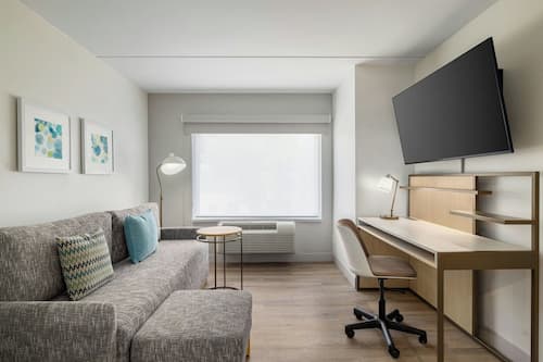 Suite, 1 habitación | Sala de estar | Televisión de pantalla plana de 40 pulgadas con canales por cable