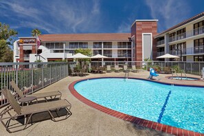 A hotel with a swimming pool, outdoor seating, and a two-story building with balconies. - La Quinta Inn & Suites by Wyndham Thousand Oaks-Newbury Park (Thousand Oaks)