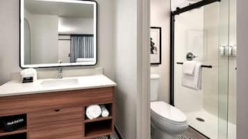 Combined shower/bathtub, free toiletries, hair dryer, towels