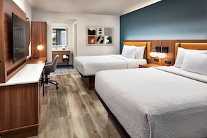 Habitación, 2 camas Queen size, para no fumadores | Escritorio, tabla de planchar con plancha y cunas gratuitas