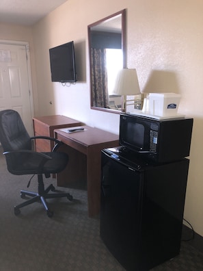Standard Room, 1 King Bed, Smoking | Mini-refrigerator