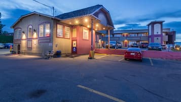 Vista frontal de la propiedad por la tarde o noche