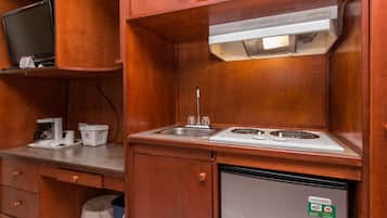 Suite estudio, 2 camas Queen size, para no fumadores, cocineta | Cocineta privada | Refrigerador y cafetera y tetera