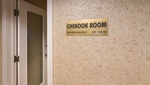 A sign indicating the Chinook Room offers continental breakfast from 6:30 to 10:00 AM.