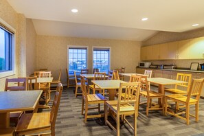 Breakfast area - Canadas Best Value Inn Calgary Chinook Station (Calgary)