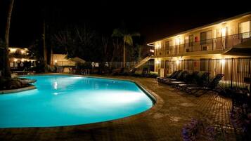 Inomhuspool, utomhuspool och parasoller