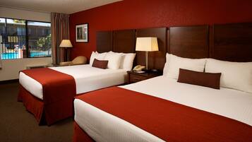 Een kluis op de kamer, een bureau, een strijkplank/strijkijzer