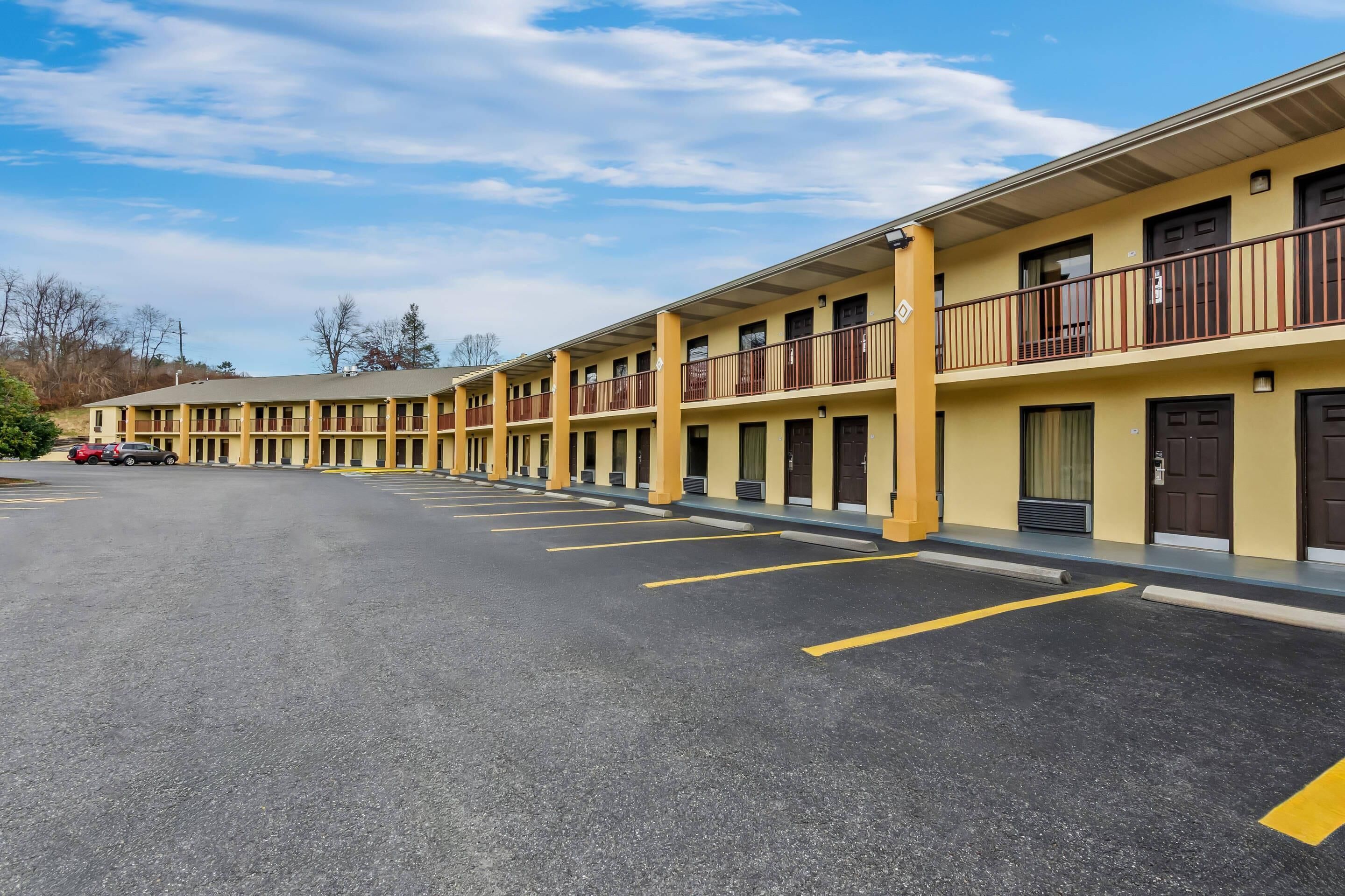 Un motel con diversi piani e balconi.