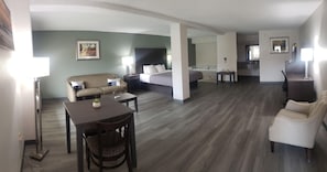 Premium bedding, in-room safe, laptop workspace, iron/ironing board - Quality Inn Hillsville (Hillsville)