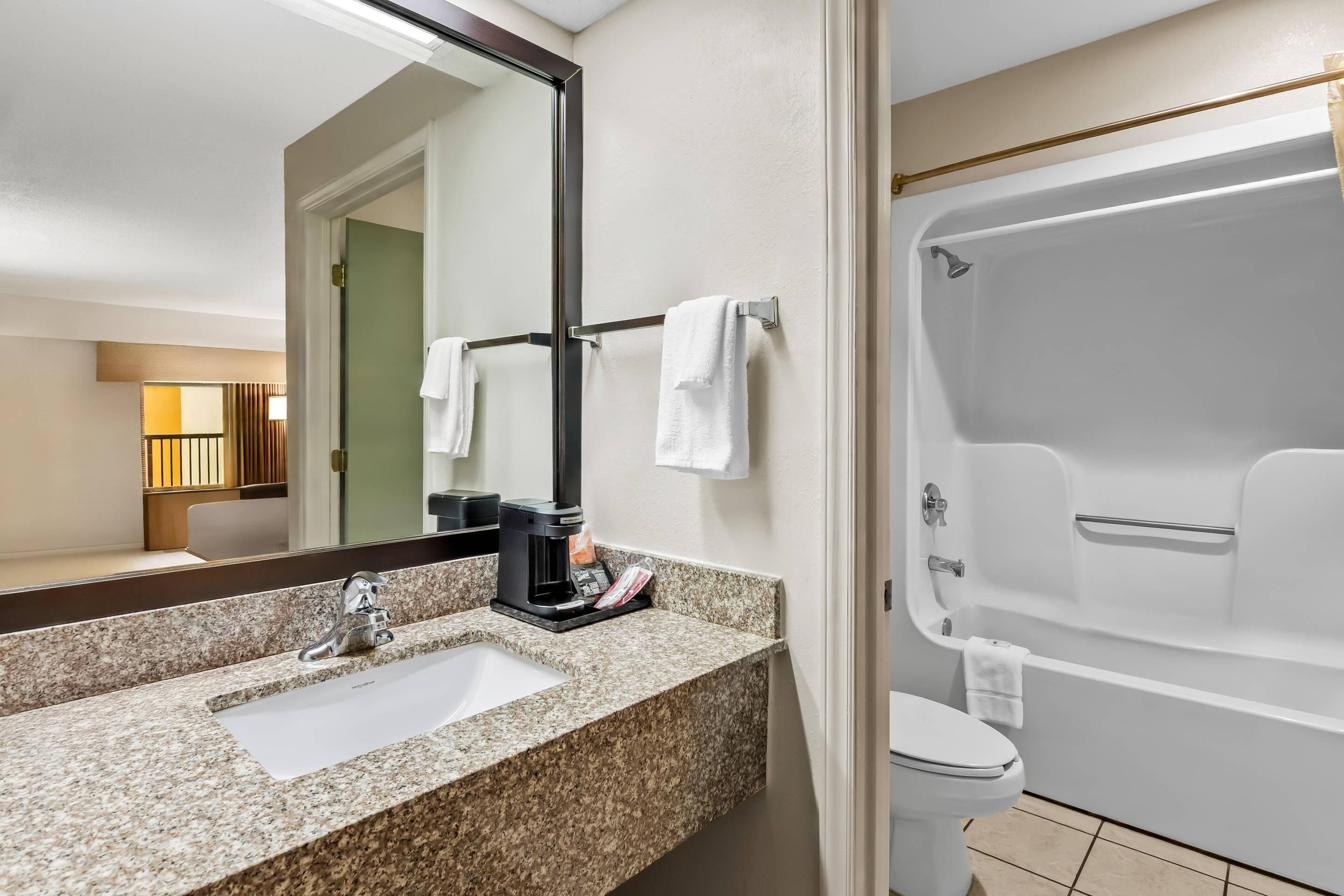 Standard Room, 1 King Bed, Non Smoking | Premium bedding, desk, laptop workspace, blackout drapes