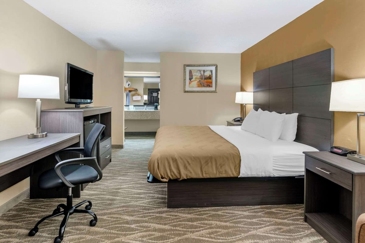 Premium bedding, in-room safe, laptop workspace, iron/ironing board