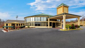 A hotel with a central building and a covered entrance area. - Quality Inn Hillsville (Hillsville)