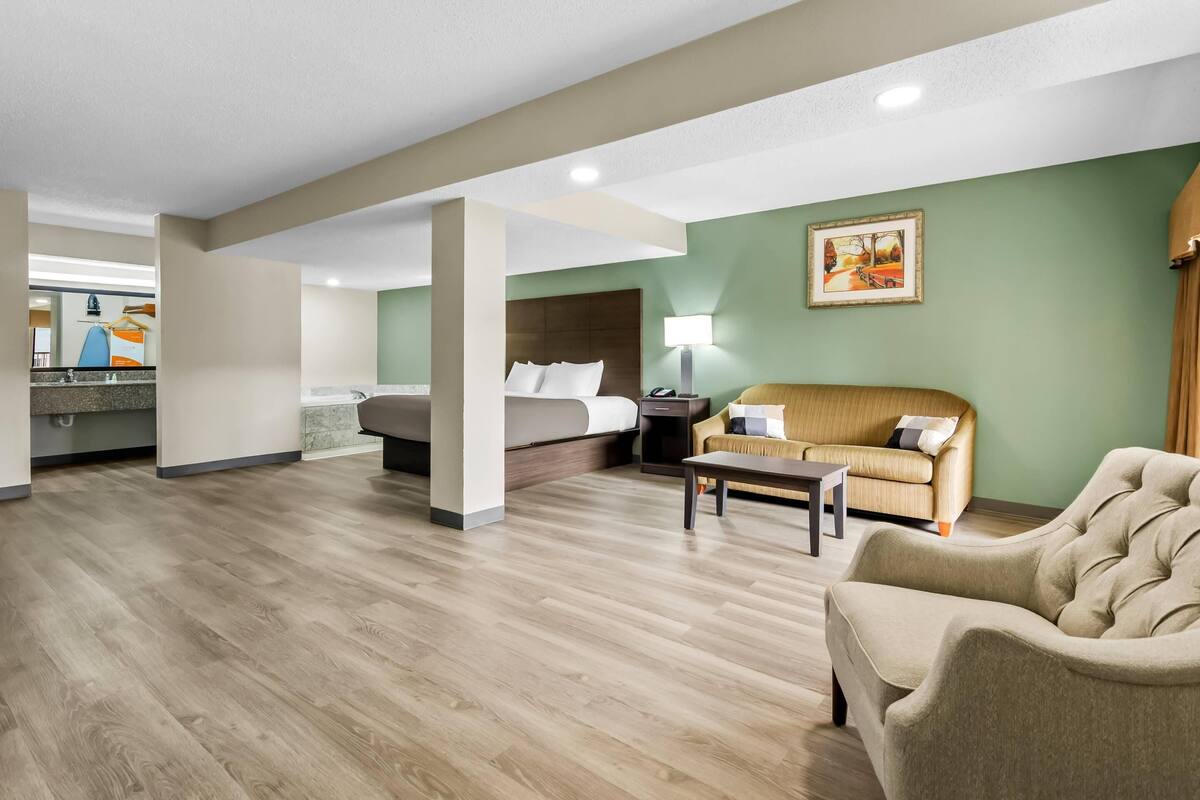 Suite, 1 King Bed, Non Smoking
