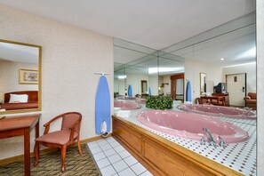 Suite estudio, 1 cama King size, para no fumadores, hidromasaje | Baño | Tina profunda, regadera con hidromasaje, amenidades de baño gratuitas 