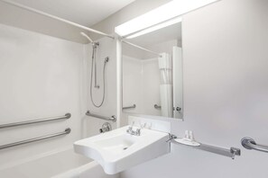 Bañera profunda y cabezal de ducha con hidromasaje