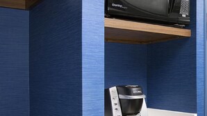 Un coin cuisine équipé d’un four à micro-ondes, d’une machine à café Keurig et d’un lave-vaisselle.