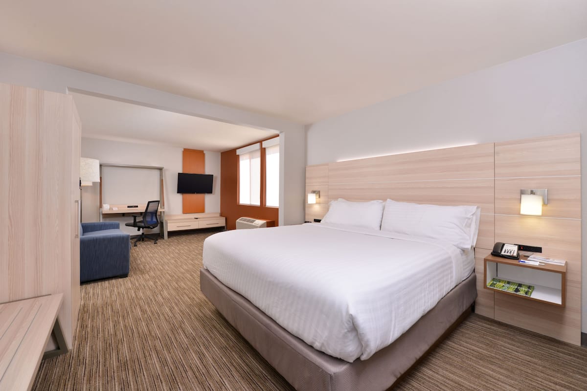 suite, 1 king bed | 1 bedroom, in-room safe, desk, blackout curtains