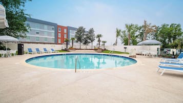 Außenpool (je nach Saison geöffnet), Sonnenschirme