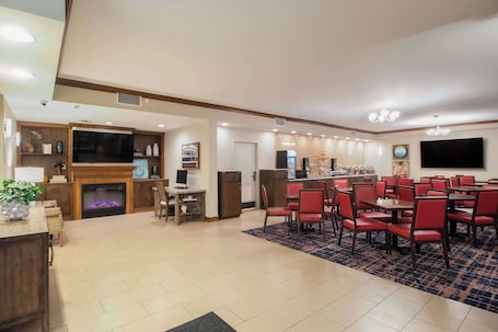Lobby. Econo Lodge Inn & Suites Foley - North Gulf Shores