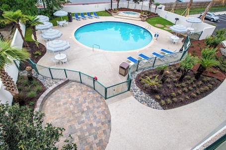 Seasonal outdoor pool, pool umbrellas. Econo Lodge Inn & Suites Foley - North Gulf Shores