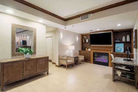 Lobby. Econo Lodge Inn & Suites Foley - North Gulf Shores