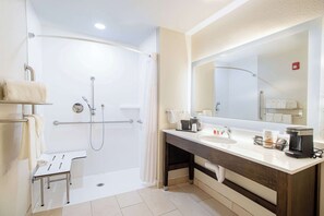 غرفة - سرير ملكي - تجهيزات لذوي الاحتياجات الخاصة - لغير المدخنين (Efficiency, Roll in Shower) | مكتب ومساحة عمل للكمبيوتر المحمول وستائر تعتيم