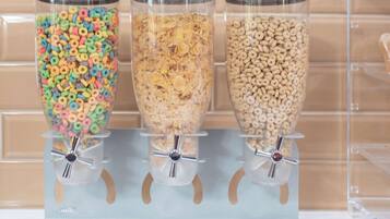 Três dispensadores com diferentes tipos de cereal.