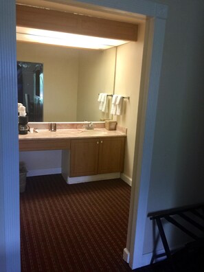 Combined shower/bathtub, free toiletries, hair dryer, towels