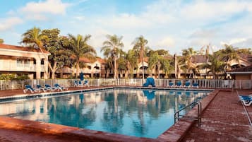 Piscine extérieure, chaises longues