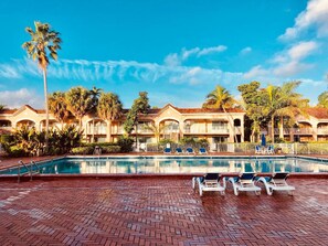 Una piscina al aire libre (de 07:00 a 19:30), tumbonas