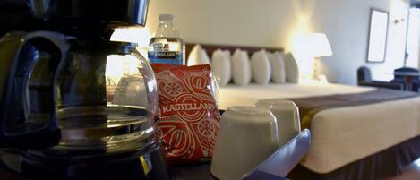 Värdeförvaringsskåp på rummet, skrivbord och arbetsyta för laptop