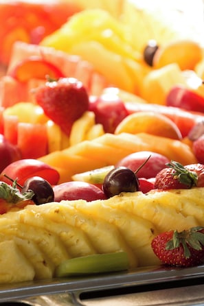 A tray of assorted fruits including strawberries, cherries, and pineapple slices. - Mercure Montpellier Centre Antigone (Montpellier)
